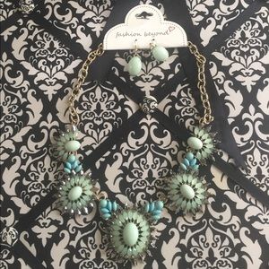 Pretty Mint Necklace/Earrings Statement Set! 🎀